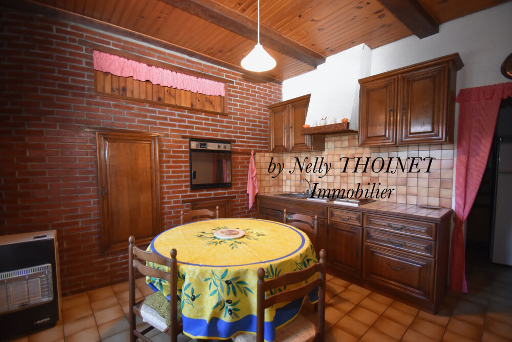 Dépt 63. EGLISENEUVE D'ENTRAIGUES, MAISON EN PIERRE de village, 5 pièces