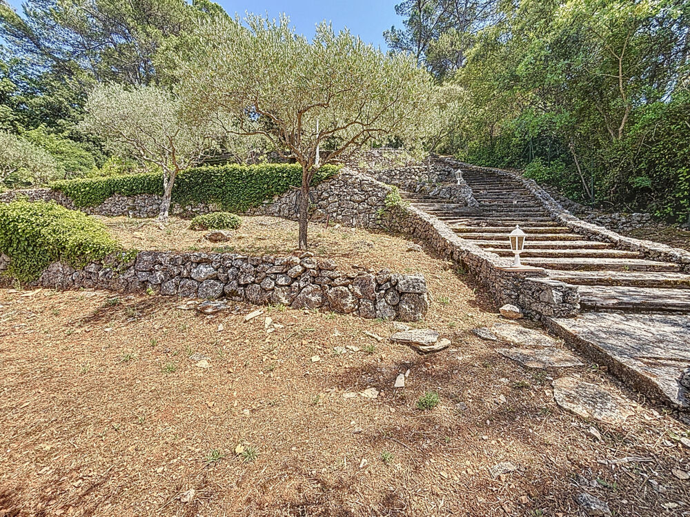 Maison Flassans-sur-Issole, 130m2 au total, 3900m2 de terrain, piscine, garage, vue dominante sur le château