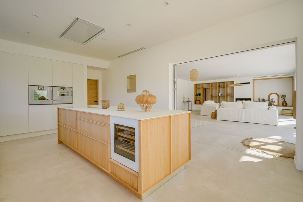 Maison 9 pièces en R+1 d'environ 330m2 avec studio, piscine et garage sur parcelle de 8475m2