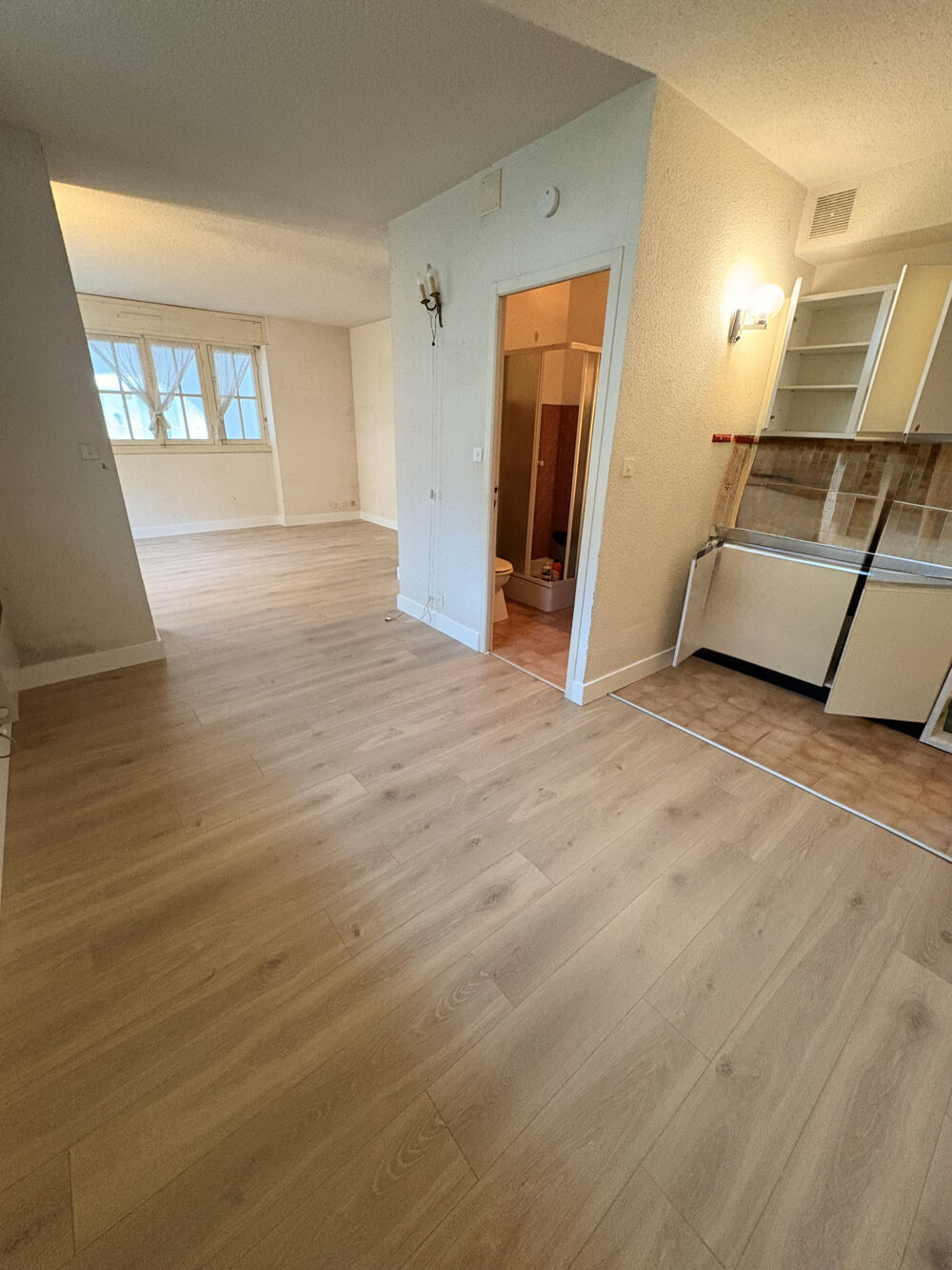 SAINT- JEAN- DE - LUZ QUARTIER SAINTE BARBE STUDIO A RENOVER AVEC CAVE A 80M DE LA PLAGE