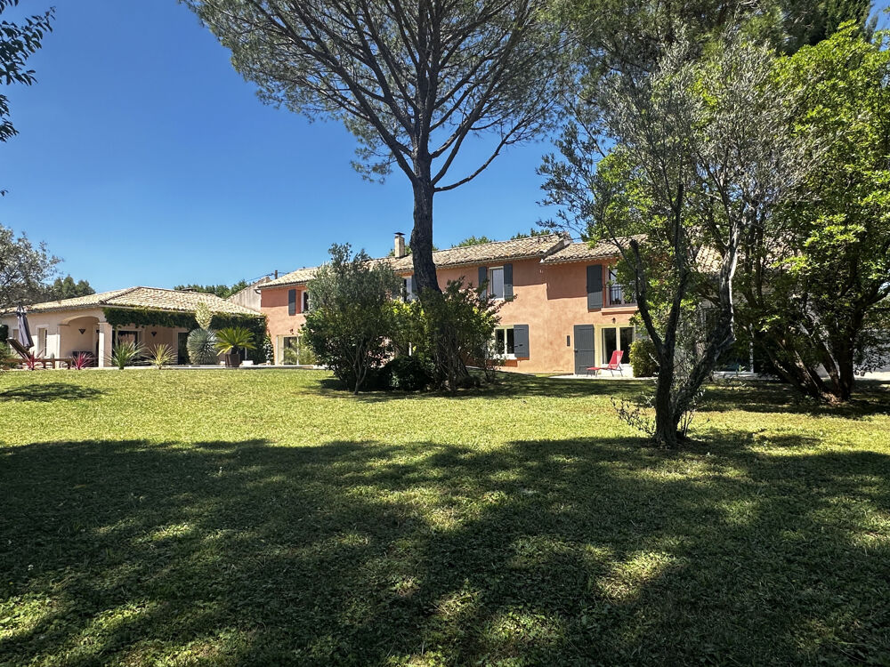 Mas ancien rénové sur Orange Sud, 310m2 habitables + dépendances, 5 chambres, terrain de 2000m2 et piscine 9 x
