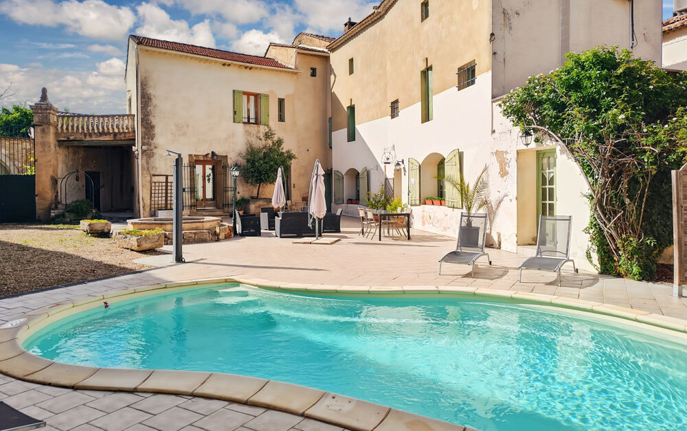 A vendre, proximité immédiate à 4 minutes d'Uzès, grand mas de village avec gîtes