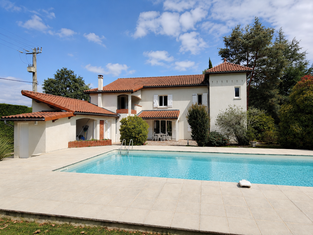 Vente Maison ORLÉAT  Maison T5 de 232 m2 avec piscine dans un cadre de verdure Orleat