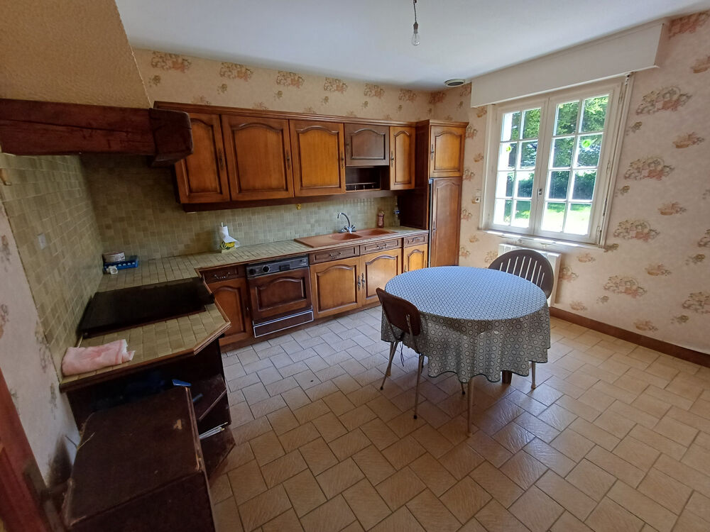 Plougasnou, proximité bourg, maison 4 chambres, bureau, sous sol total, sur 2500 m2 de terrain.