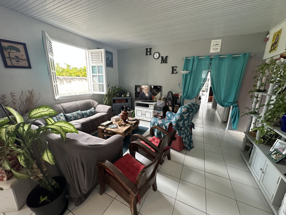 Vente Maison Exclusivite ZEOPIE Immobilier : villa 3 chambres à rafraichir avec jardin de 1000 m2. Sainte anne