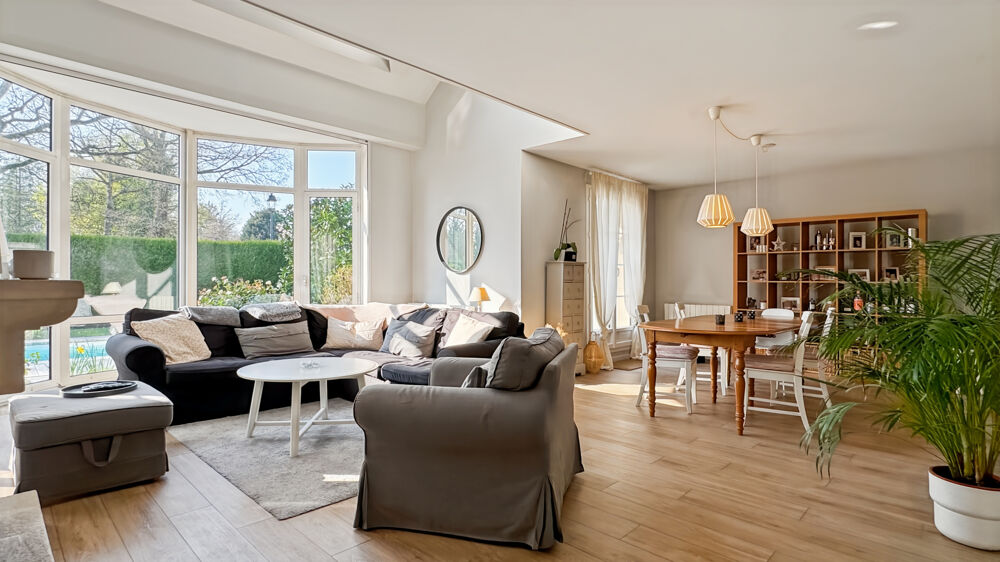 MAISON FAMILIALE CONTEMPORAINE DE 180M2 PROCHE ECOLES ET TRANSPORTS - FEUCHEROLLES