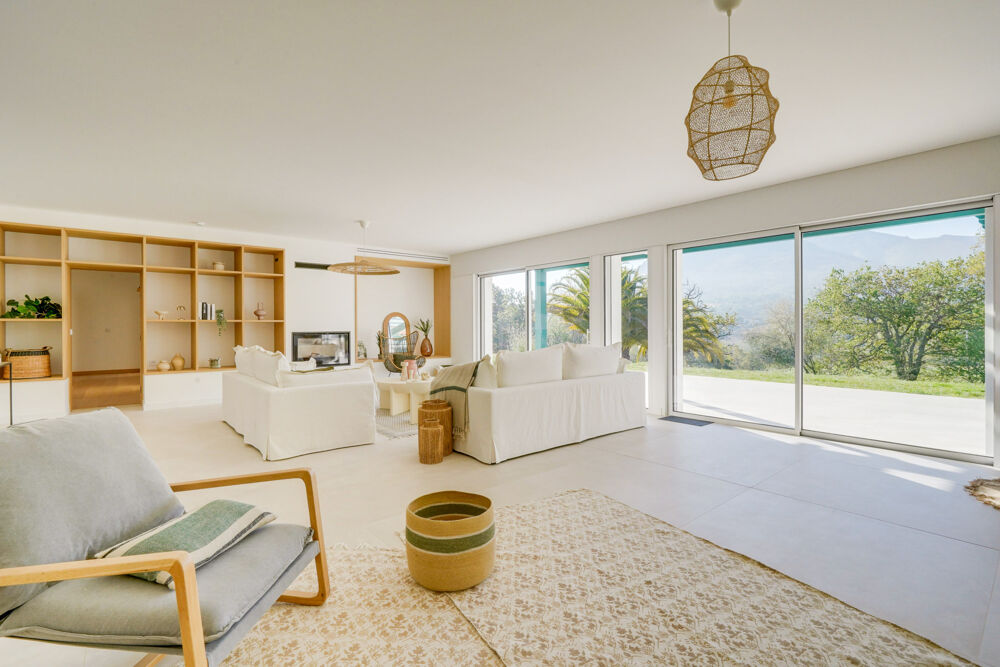 Vente Maison Maison 9 pièces en R+1 d'environ 330m2 avec studio, piscine et garage sur parcelle de 8475m2 Urrugne