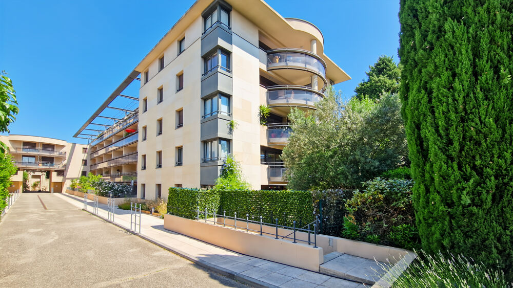A vendre Avignon intra-muros, bel appartement T3 avec vue sur les remparts