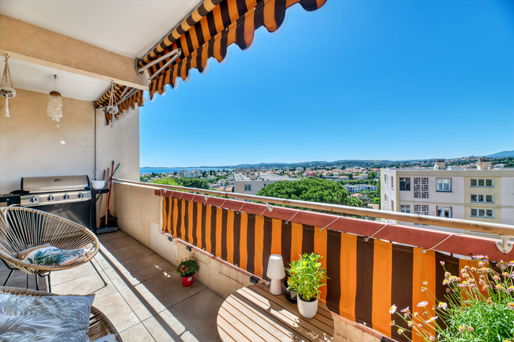 Cagnes-sur-Mer Val Fleuri  3 pièces rénové, dernier étage, vue mer, parking et cave