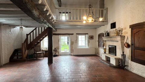    18 kms de NIORT, maison de 4 chambres, sjour avec mezzanine et grange sur terrain de 3 670 m2 Maison - 7 pice(s) - 163 m