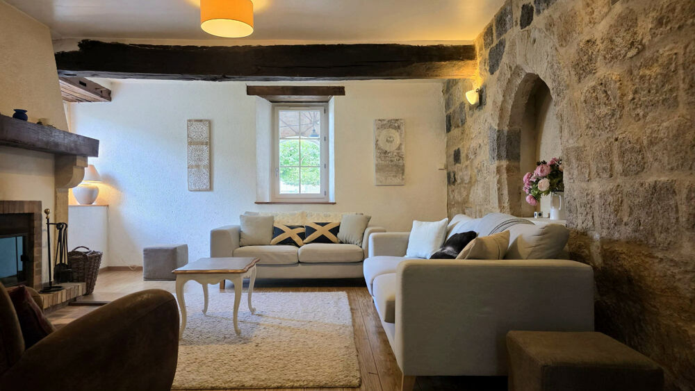 MAISON T4 - 145M2 EN COEUR DE VILLAGE AVEC COUR DE 145M2 / PROCHE MEZIN