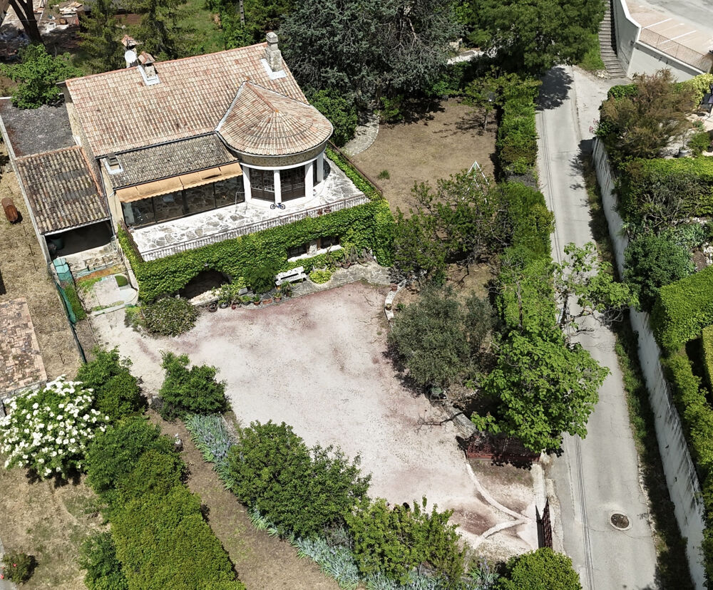 A 5 min à pied du centre ville de Vaison-La-Romaine, bätisse de 300 m2 de surface totale sur un terrain de 120