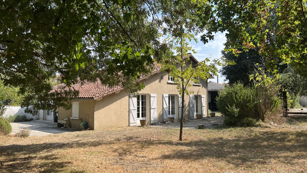 Vente Maison  18 kms de NIORT, maison de 4 chambres, sjour avec mezzanine et grange sur terrain de 3 670 m2 Brulain