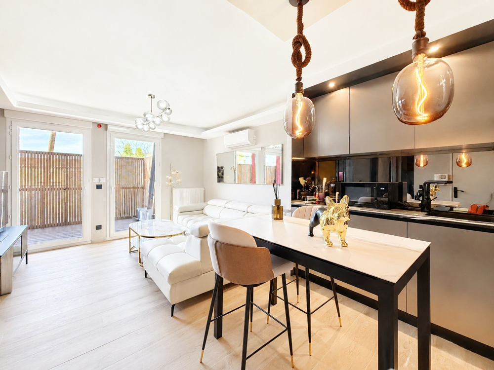 Location Appartement BRON   T2 37 m2 rénové avec balcon et climatisation   Garage possible Bron