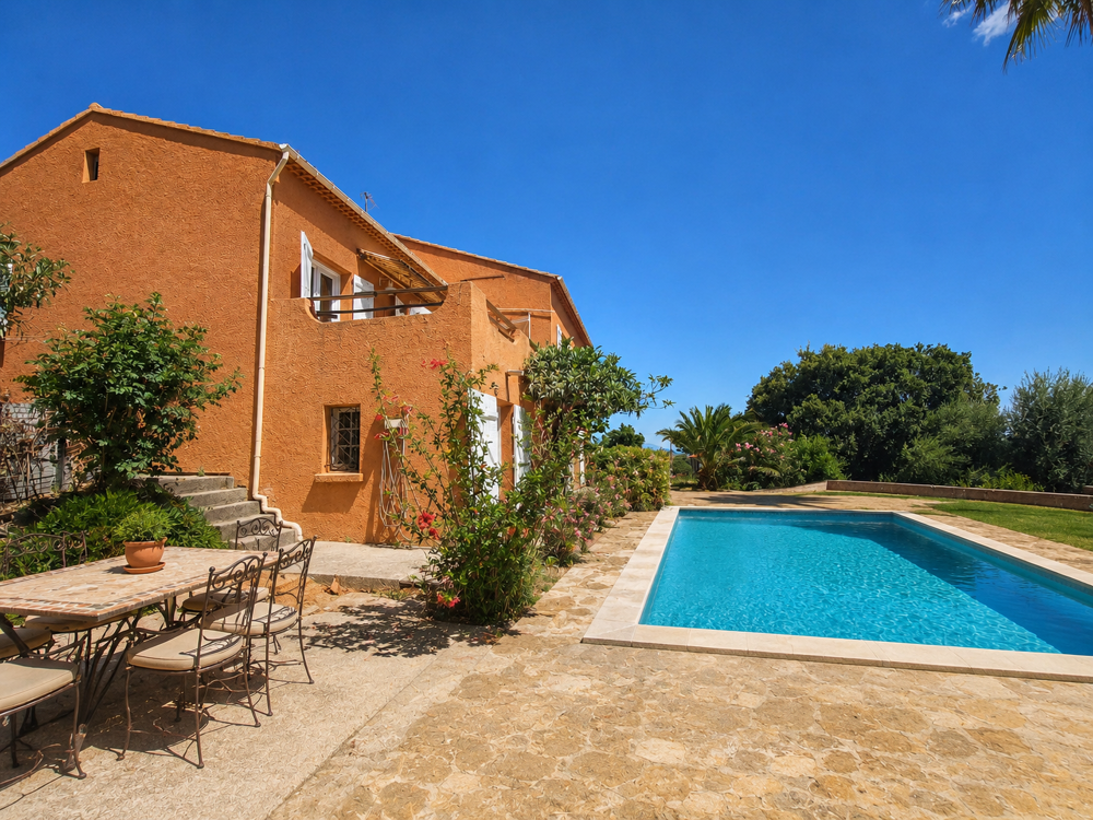 Maison familiale avec vue mer, jardin piscinable et fort potentiel