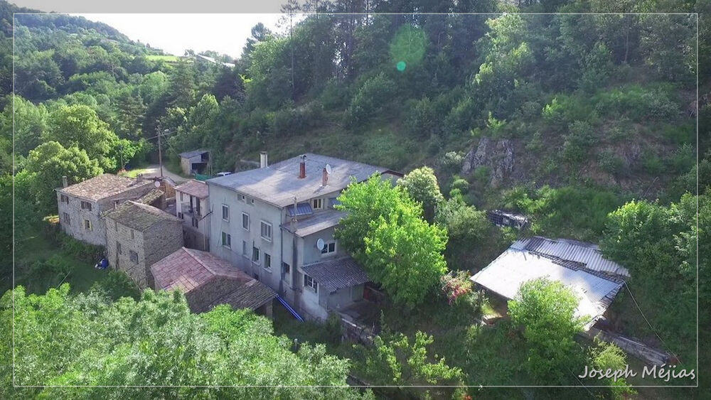 Trois logements, un vaste entrepôt et plus de 2 500 m2 de terrain : un lieu pensé pour donner vie à vos projet