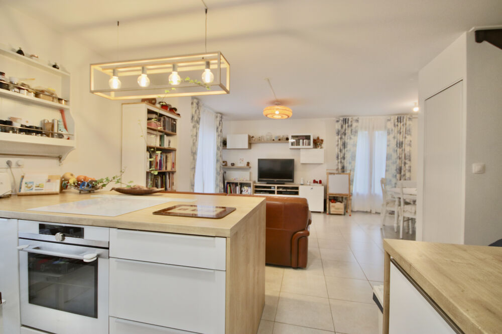 A vendre à Maffliers, beau duplex de 3/4 pièces, 75 m2, 2 chambres, avec 2 parkings en sous-sol.