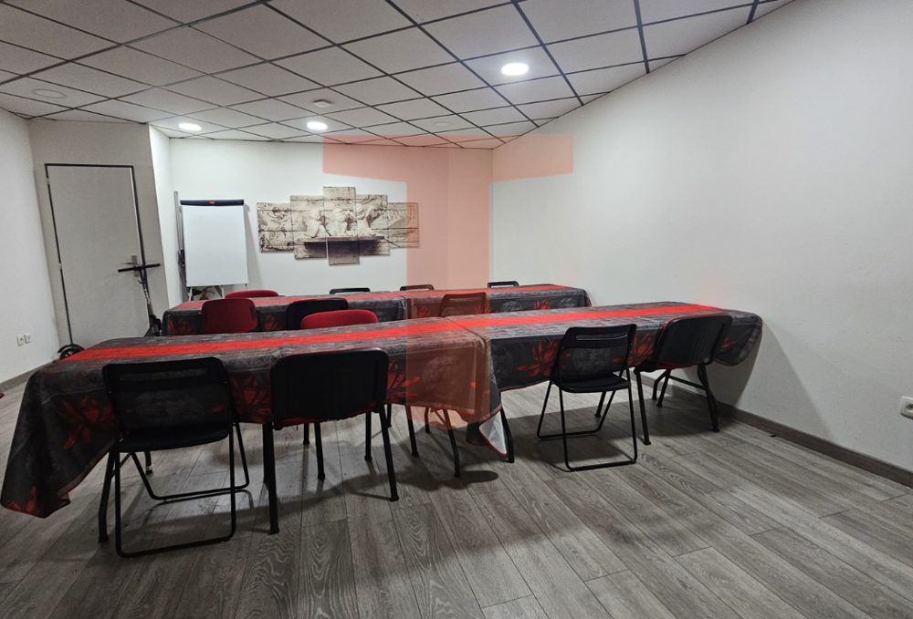   À vendre   Local professionnel de 173 m2 avec 6 parkings privatifs Bergson/Cité du design St etienne