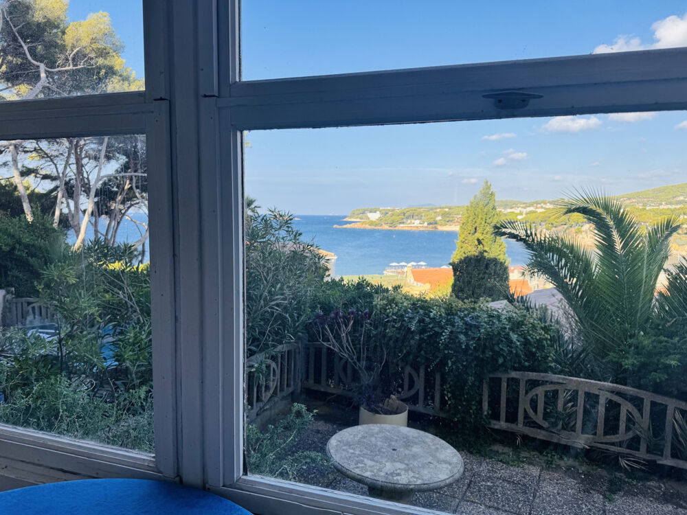 Vente Appartement Appartement T2 possibilité T3 avec terrasse vue mer, centre ville,port et plage à pied places de stationnement Bandol