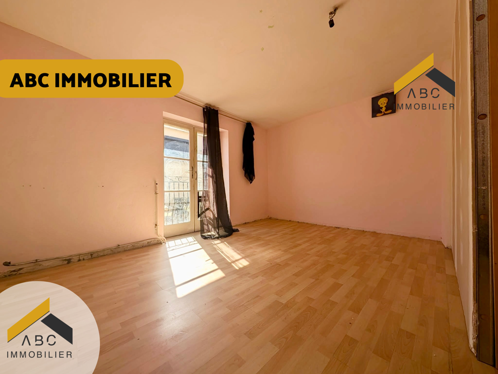 MAISON DE VILLE - DEUX CHAMBRES ET GRANDE CAVE À FORT POTENTIEL DE RÉNOVATION
