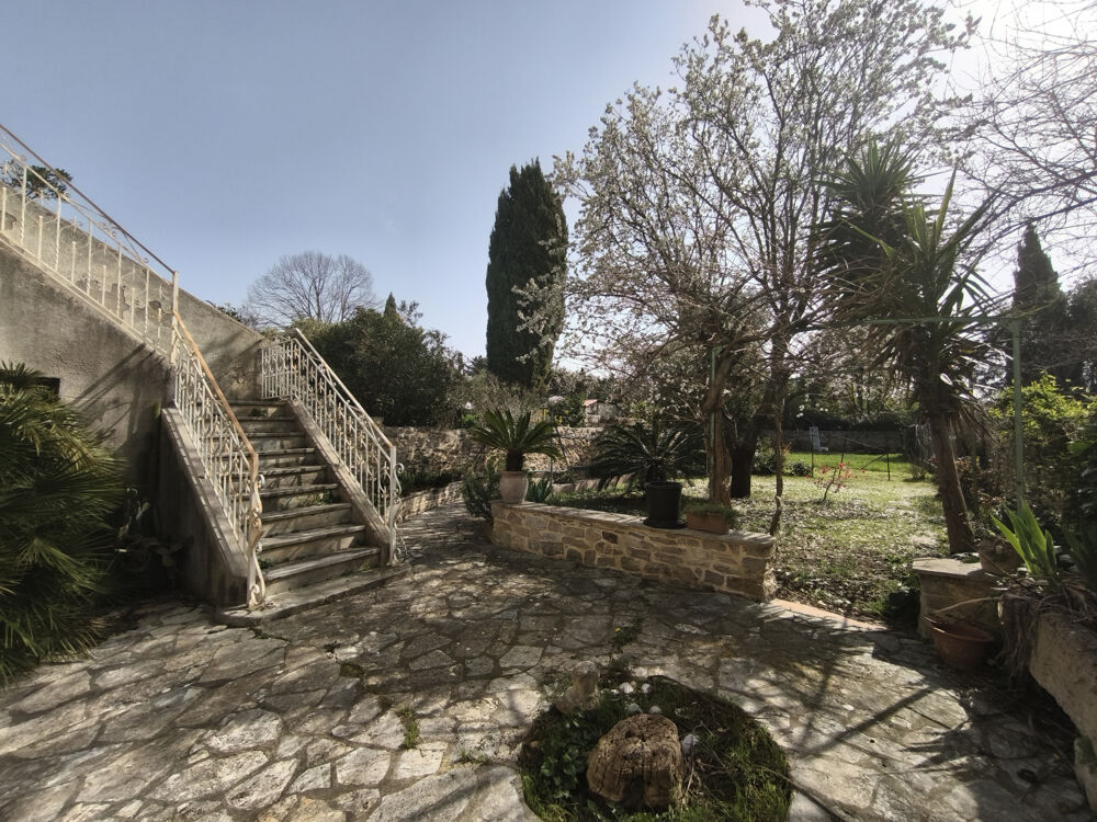 Vente Propriété/Château Maison Vigneronne R+2 de 230m2 avec garage de 120m2 et jardin de 400m2 Gigean