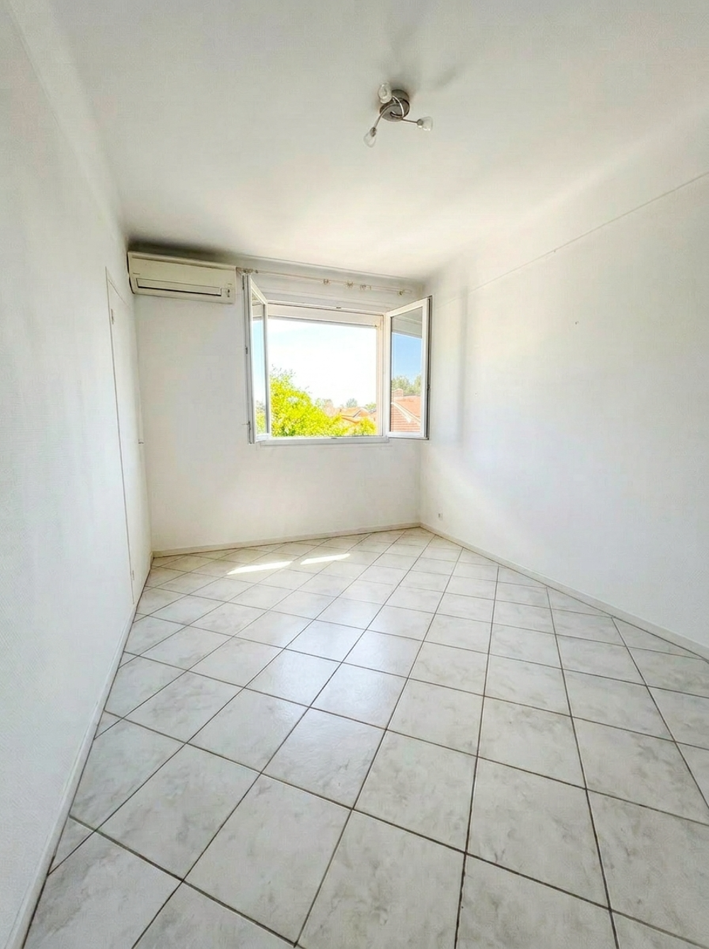 Vente Appartement 3 PIECES TRAVERSANT + BUREAU- 66 M3  - Boulevard Raymond Poincaré, Antibes Antibes
