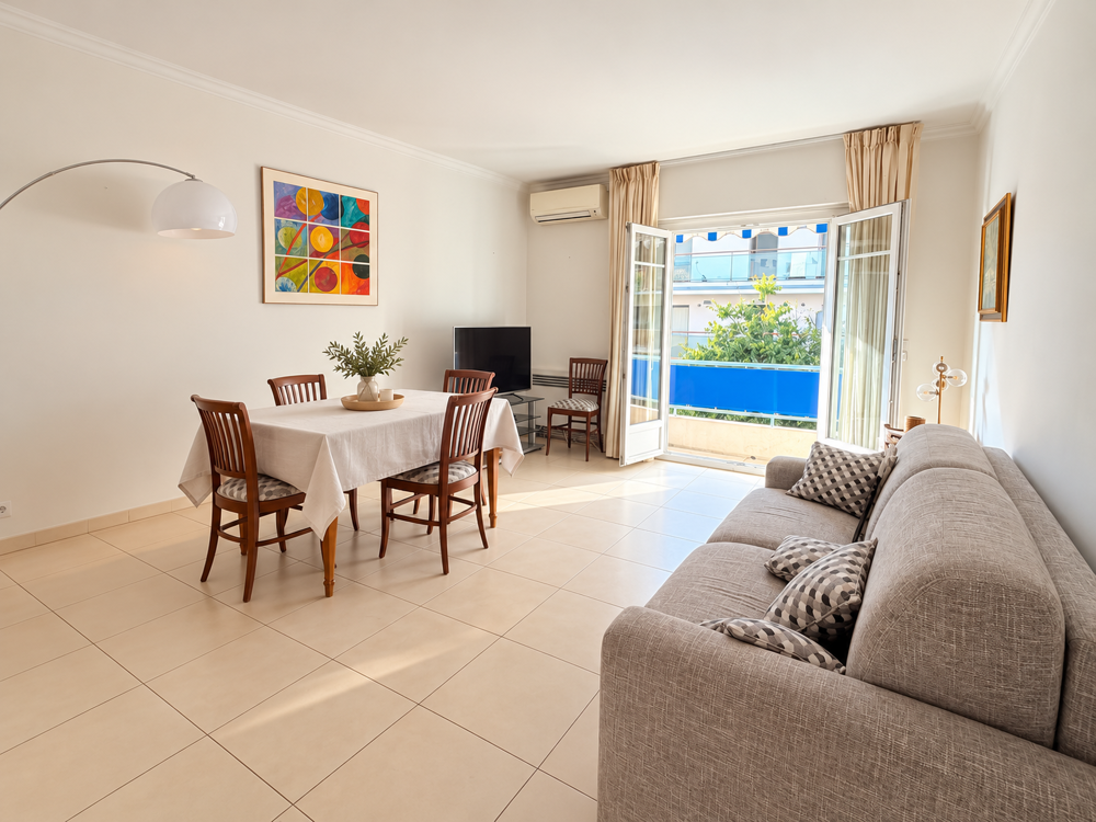 Vente Appartement ANTIBES CENTRE   3 pièces de 71 m2 entièrement rénové, étage élevé Antibes