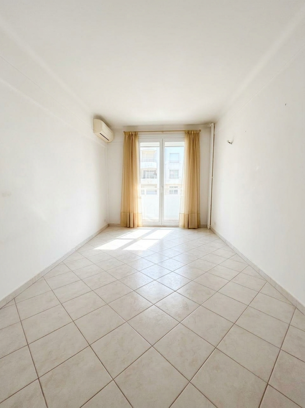 Vente Appartement 3 PIECES TRAVERSANT + BUREAU- 66 M3  - Boulevard Raymond Poincaré, Antibes Antibes