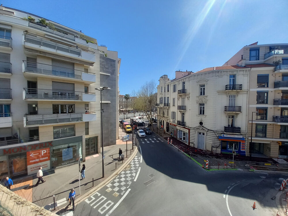 FACE A LA PLACE DE GAULLE