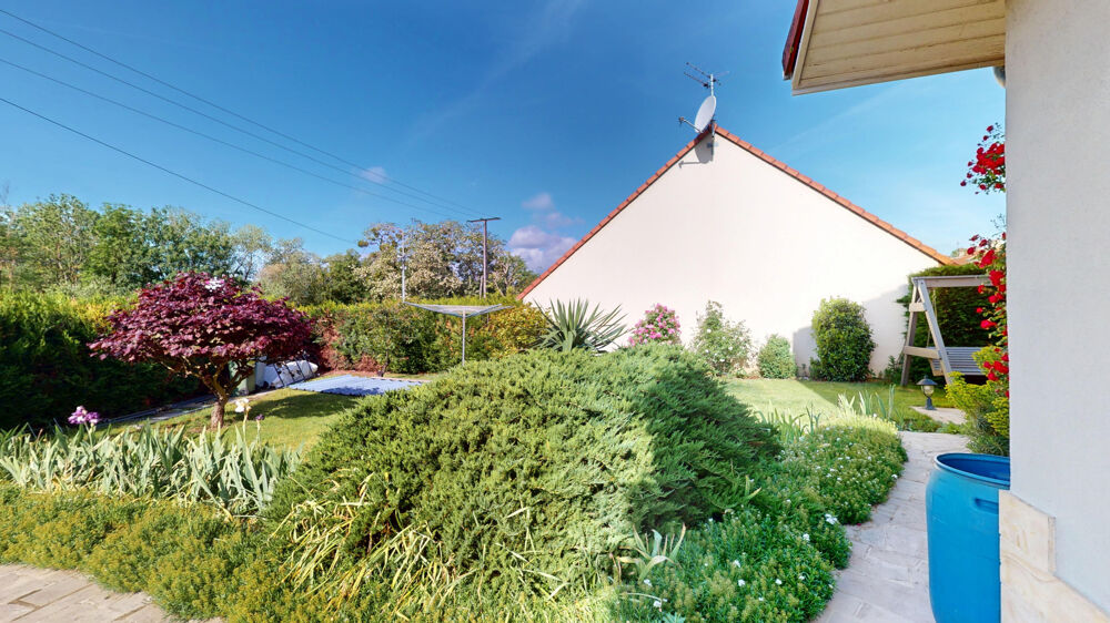 Maison T5 de 133 m2 mitoyenne d'un côté.