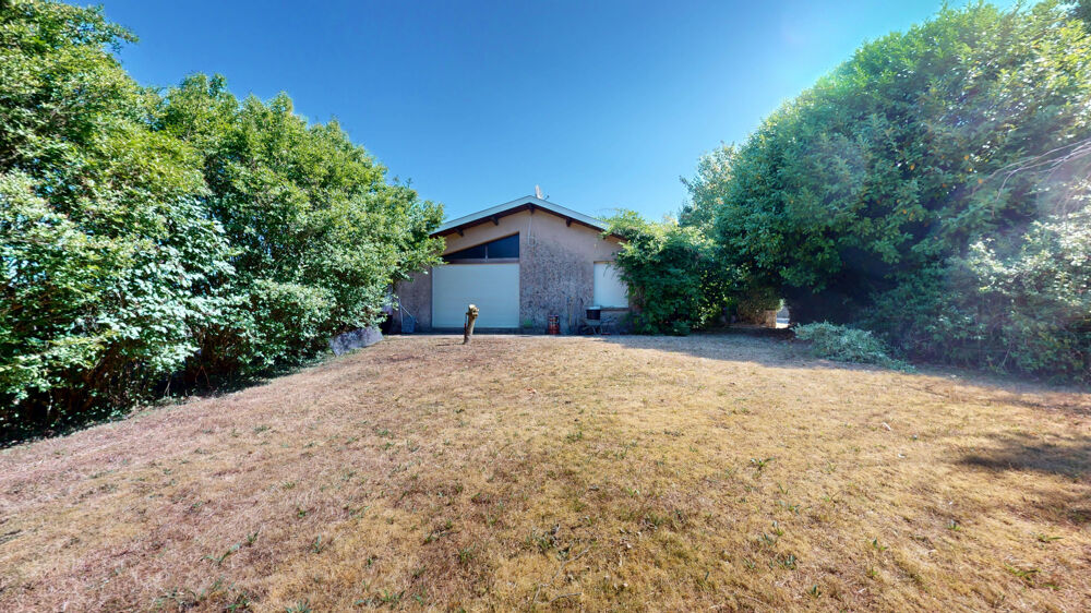 Maison plain pied sur 13.65 ares de terrain.