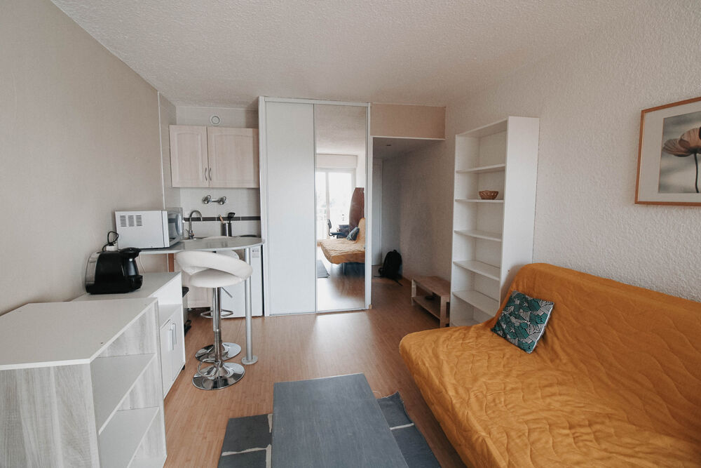 Studio meublé avec balcon et parking.
