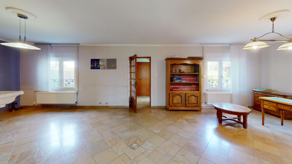 Maison T5 de 133 m2 mitoyenne d'un côté.