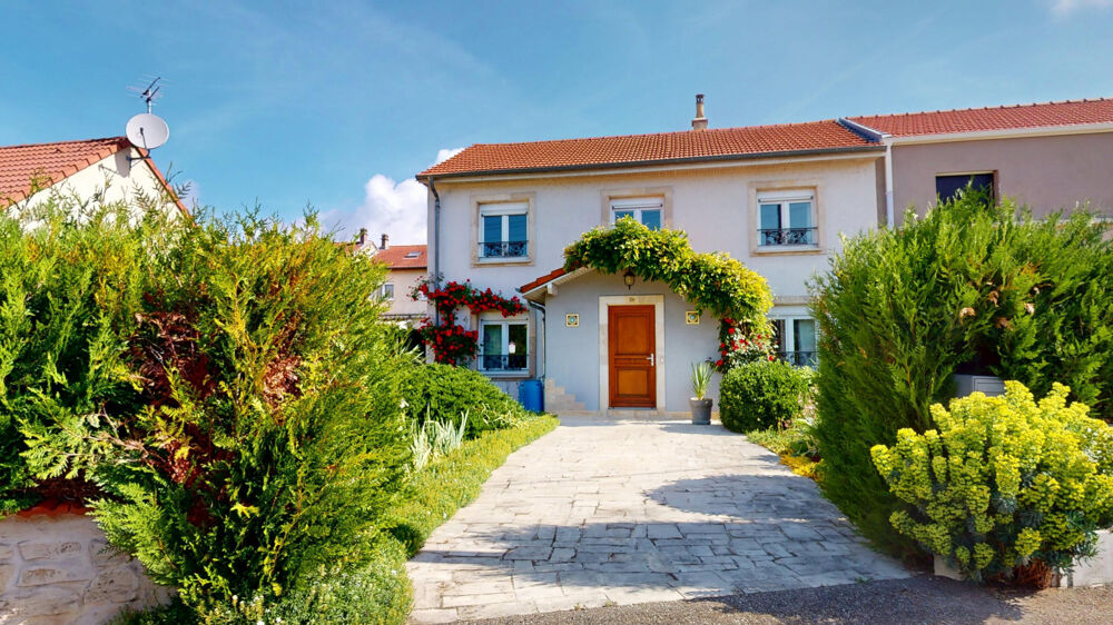 Maison T5 de 133 m2 mitoyenne d'un côté.