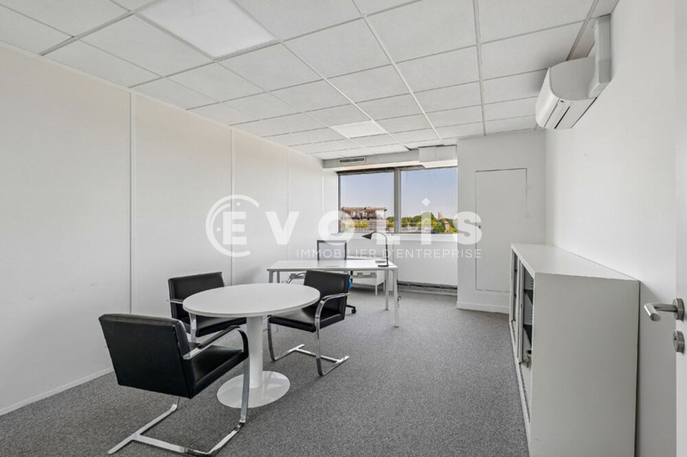   Bureaux - A LOUER - 1 585 m² divisibles à partir de 242 m² Suresnes