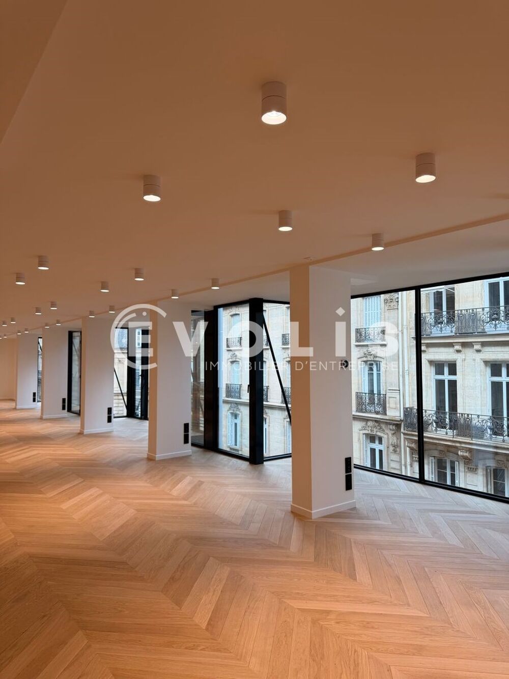   Bureaux - A LOUER - 320 m² non divisibles Paris 8