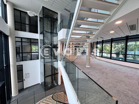   Bureaux - A LOUER - 2 453 m² divisibles à partir de 243 m² 