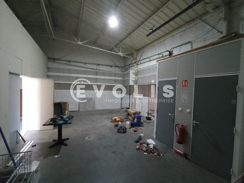   A louer à VENISSIEUX - 931 m² divisibles à partir de 125 m² Venissieux