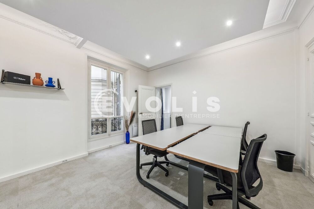   Bureaux - A LOUER - 70 m² non divisibles Paris 8