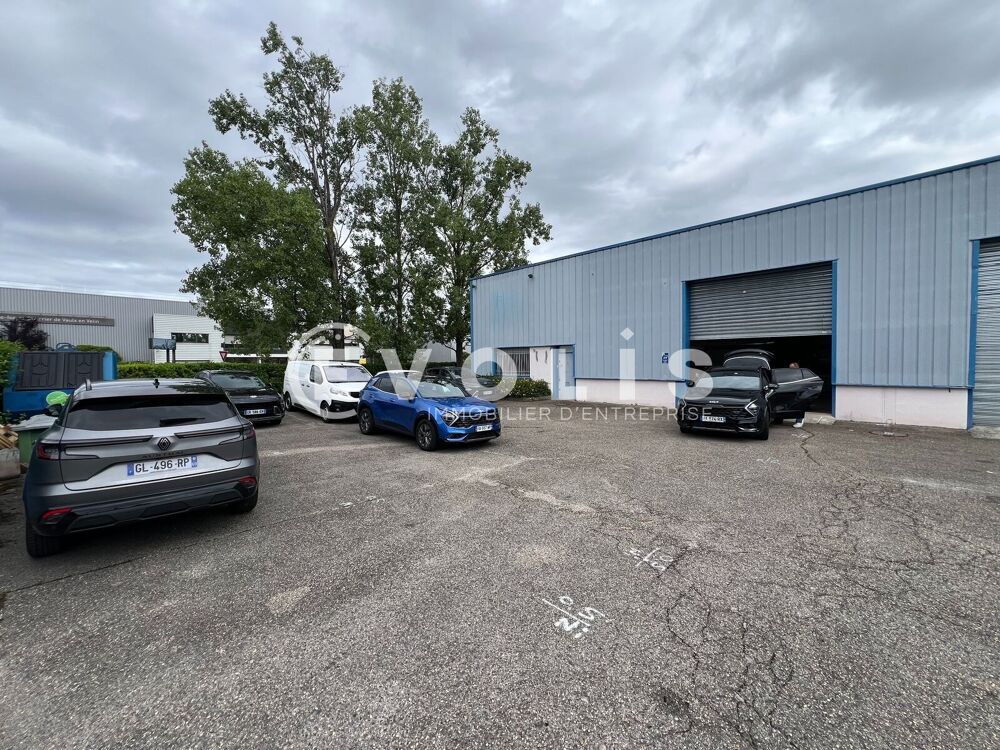   LOCAUX A LOUER - 1 254 m² divisibles à partir de 575 m² Vaulx en velin