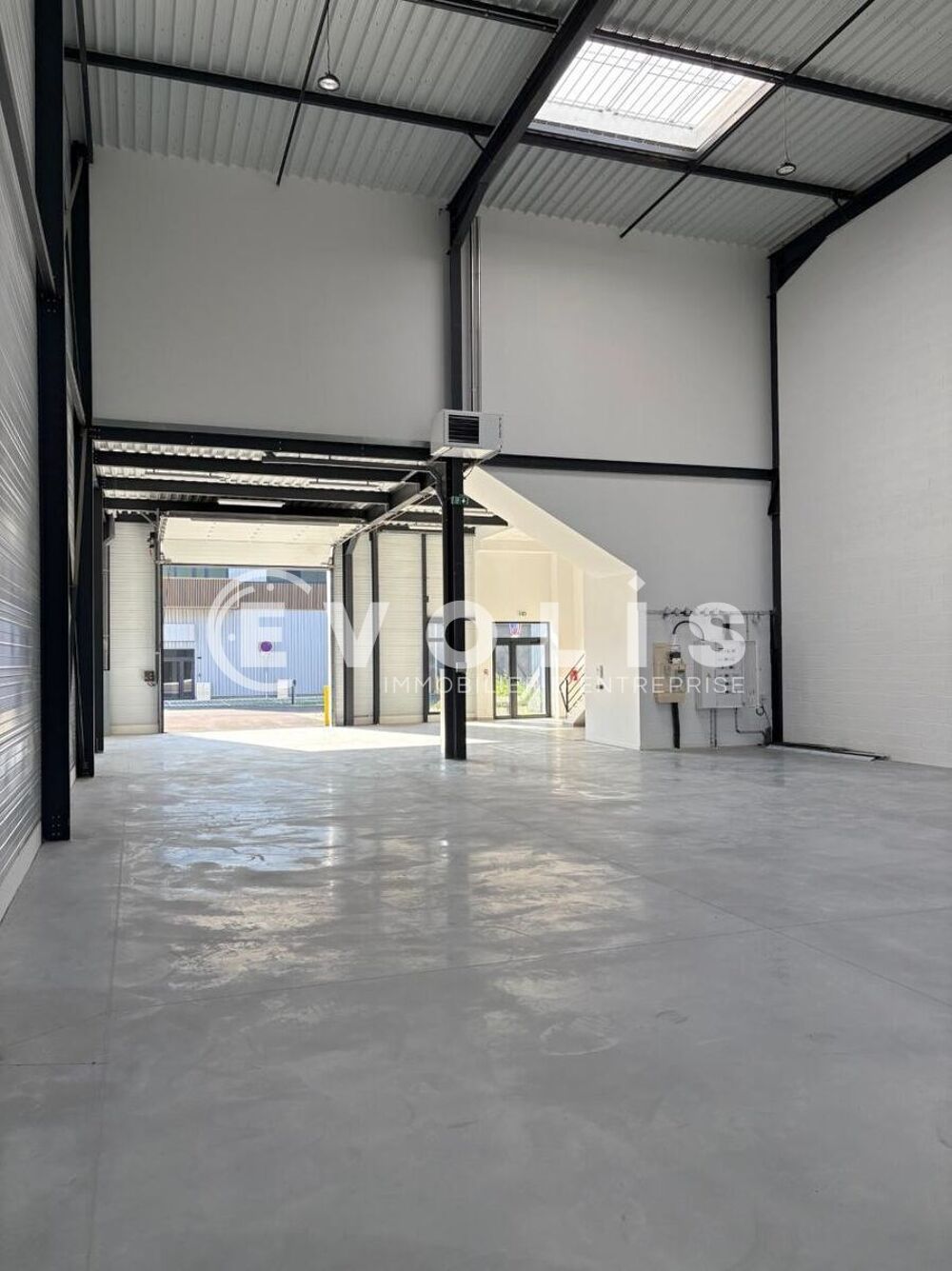   Locaux d'activité - A LOUER - 4 989 m² divisibles à partir de 375 m² Chalifert