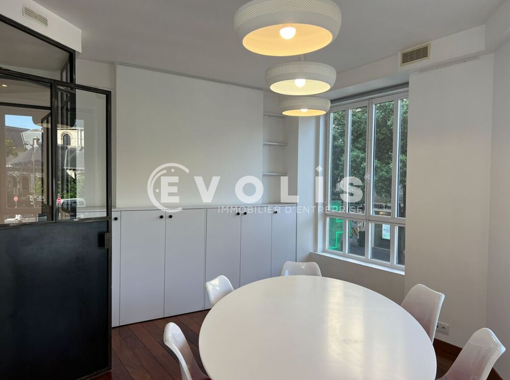   Bureaux - A LOUER - 135 m² non divisibles Paris 3