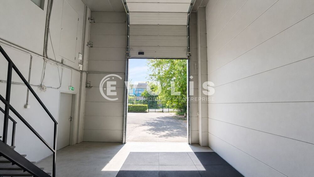   Locaux d'activité - A LOUER - 1 136 m² non divisibles 