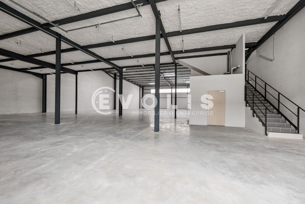   Locaux d'activité - A LOUER - 17 790 m² divisibles à partir de 476 m² La queue en brie