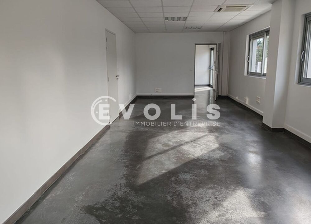   LOCAUX A LOUER - 920 m² divisibles à partir de 350 m² Vourles