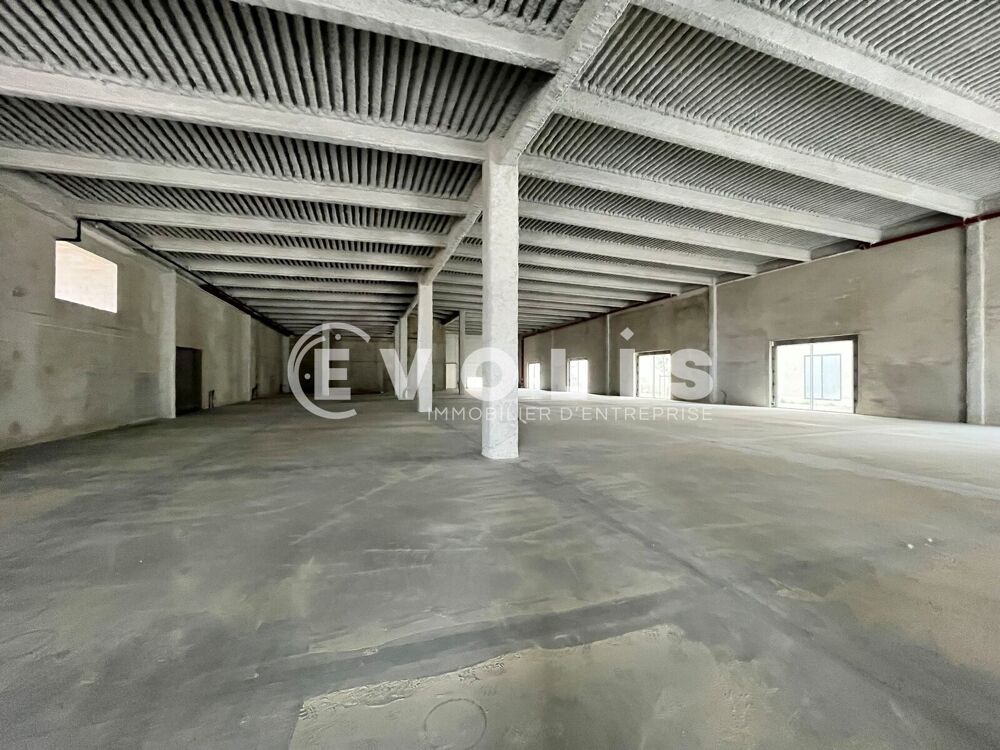   SALLE POLYVALENTE - 1 600 m² non divisibles 