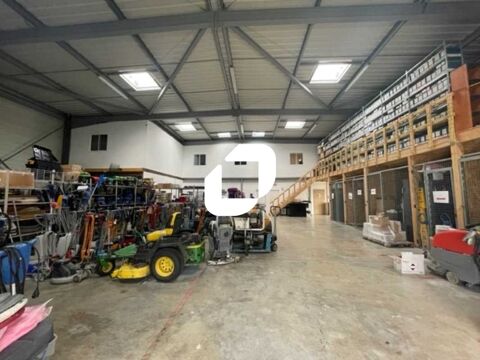 Locaux d'Activit&eacute;s - A LOUER - 900 m&sup2; non divisibles 7800 33185 Le haillan