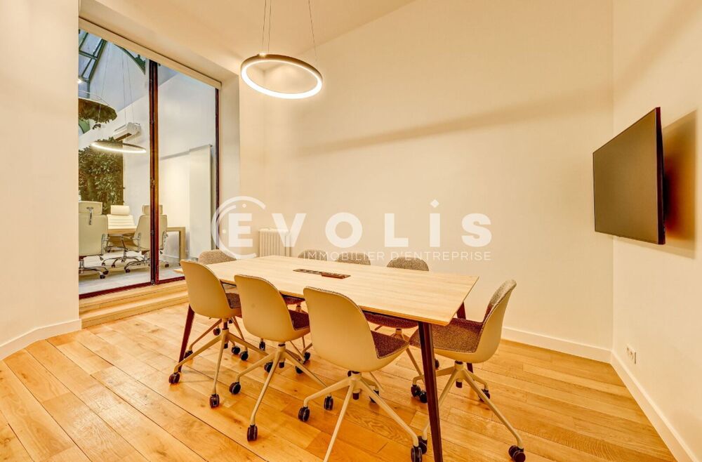   Bureaux - A LOUER - 1 600 m² non divisibles Paris 10