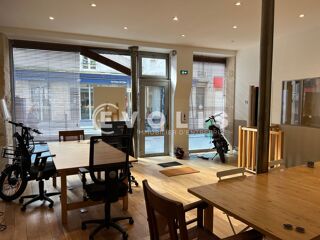   Bureaux - A LOUER - 96 m² non divisibles Paris 11