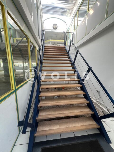   Locaux d'activité - A VENDRE - 1 800 m² non divisibles 
